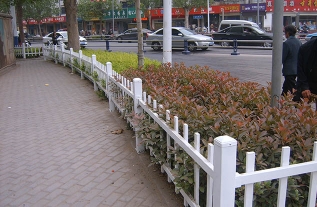 河南廠家：花園草坪護欄是否需要額外防腐處理？